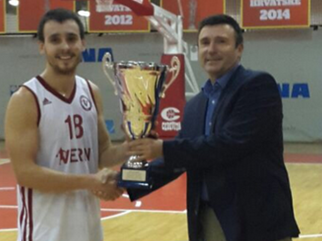 kapetan VERN-a Hrvoje Božić primio je pehar od Tončija Anzulovića